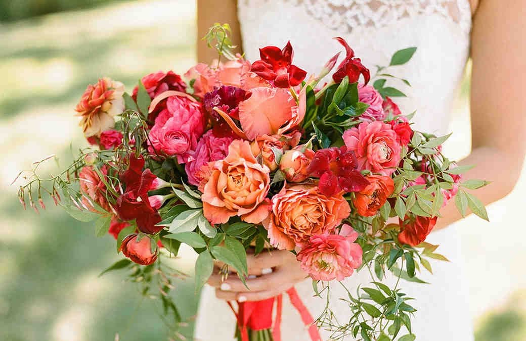 Bridal bouquets, boutonnières and cascading tablescapes! We take a look at spring floral trends!